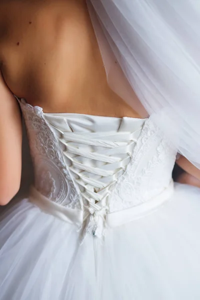 Prachtige bruid in witte luxe jurk. Ochtend preparaten. cors — Stockfoto