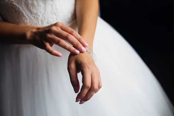 新娘的手与美丽的手镯的特写 — 图库照片