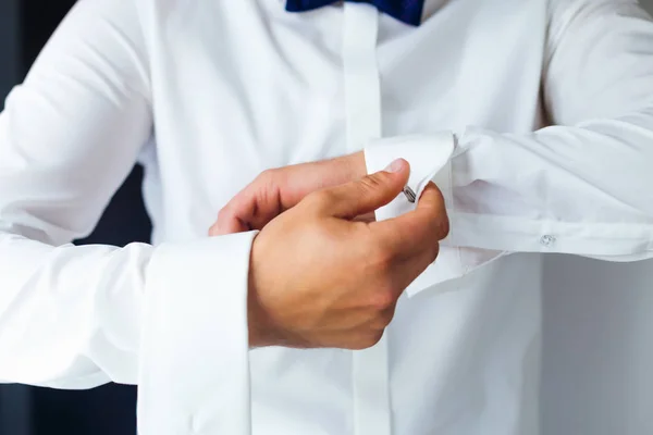 Κοντά σε ένα χέρι γαμπρός πώς φοράει λευκό πουκάμισο και μανικετόκουμπο. — Φωτογραφία Αρχείου