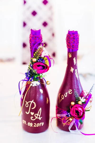 Написи та квіти на пляшках шампанського. Весільний стіл — стокове фото