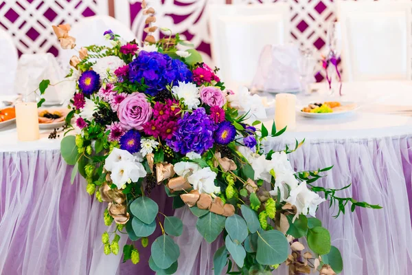 Zbliżenie pięknej kompozycji kwiatów na stole weselnego — Zdjęcie stockowe