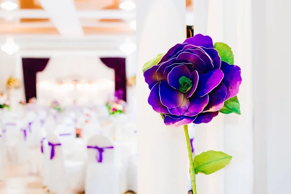 Велика фіолетова штучна квітка. весільний прийом у Регурані — стокове фото