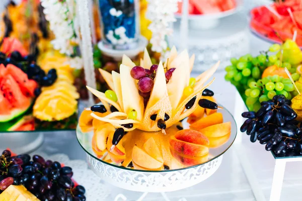 Вкусные фруктовые закуски. современный сладкий стол на свадьбе . — стоковое фото