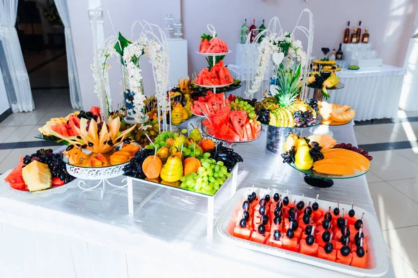 Bar à fruits à la réception de mariage. Salle de restaurant. Restauration de luxe — Photo