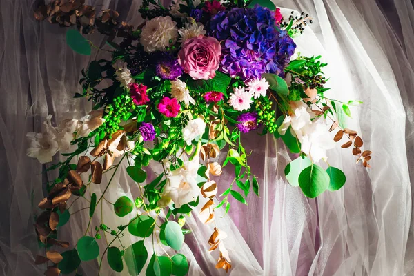 Vacker bröllops dekor, restaurang, ceremoni och fotozon. Ch — Stockfoto