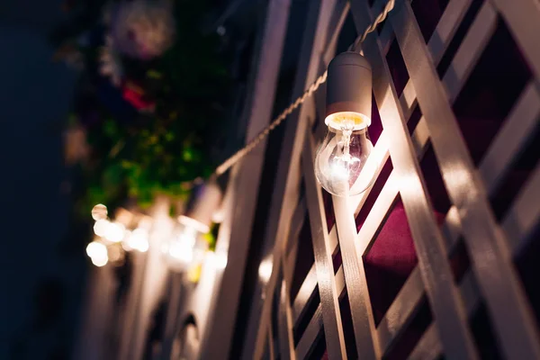 結婚 式。電気ランプで飾られた木製の壁。クローズアップ. — ストック写真