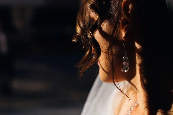 Крупным планом вьющиеся волосы невесты. солнечный свет светит на невесту . — стоковое фото