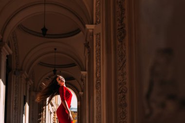 kırmızı elbiseli kız saçlarını sallayarak ve gülümseyerek. kırmızı elbise. Corr