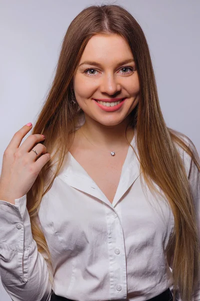 Retrato de una joven con pecas en blusa blanca y blac — Foto de Stock