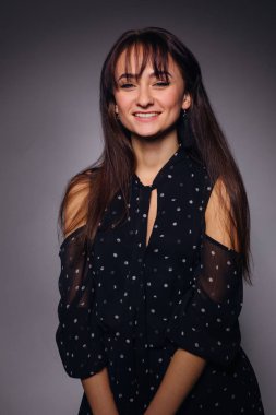 Güzel bir gülümseme ile genç zarif kadının Stüdyo portre bir