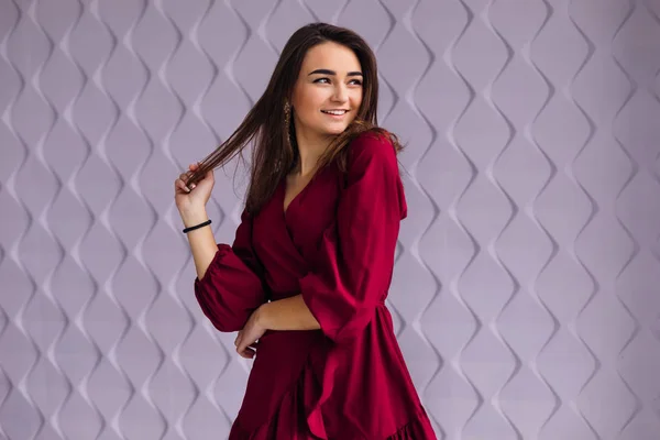 Hermosa joven en marsala vestido sonrisa. Estudio. de cerca . — Foto de Stock