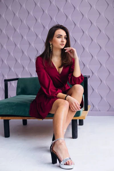 Foto de moda de una mujer joven y magnífica. Chica posando. Estudio ph — Foto de Stock