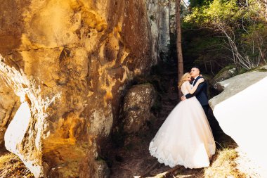 Güzel elbiseli gelin gözlerini kapadı ve damat sarıldı.