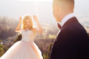 Gelin damada bakar ve eğlenir. damat profili 