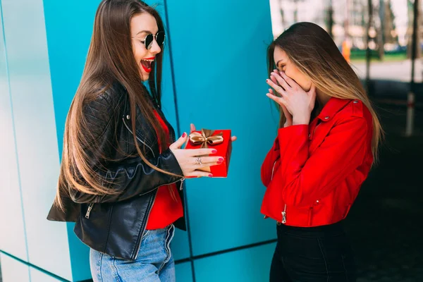 Kız arkadaşına bir hediye verir. pozitif duygular. Sürpriz..