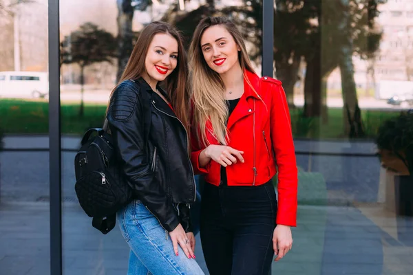 Moda kıyafetleri içinde iki güzel kadın kameraya bakıyor ve... 