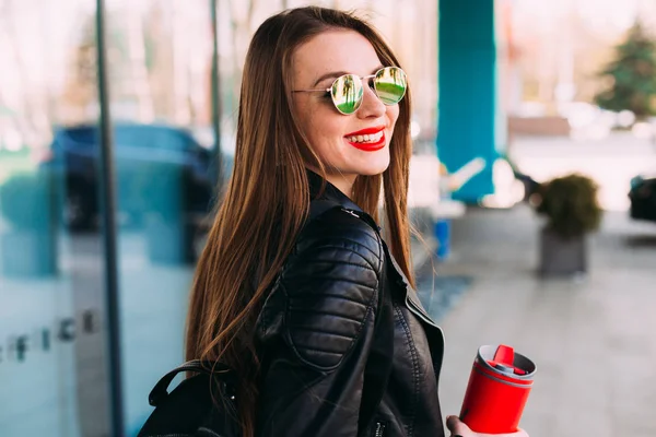 Vrouw in trendy zonnebril in een leren jas met een zwarte styl — Stockfoto