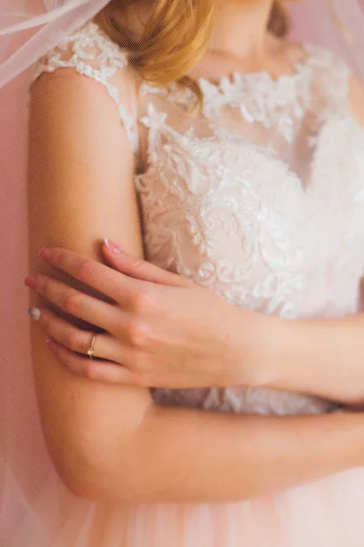 Bruid kruiste de armen tegen elkaar. mooie trouwjurk met borduursel — Stockfoto