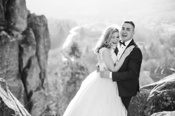 Retrato do casamento de um noivo elegante e uma noiva loira bonita o — Fotografia de Stock