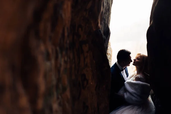 Sposi novelli in abiti festivi hanno chiuso gli occhi e vogliono baciare — Foto Stock