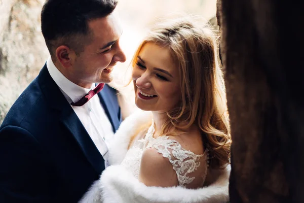 Nahaufnahme von Frischvermählten in festlicher Kleidung süßes Lächeln. Hochzeit. — Stockfoto