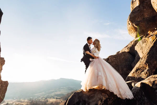 Νύφη σε κομψό φόρεμα με δαντέλα και γαμπρός στο κοστούμι. νιόπαντροι — Φωτογραφία Αρχείου