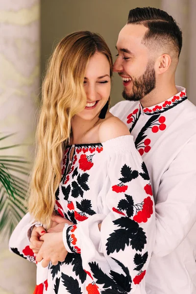 Le couple dans l'amour embrasser et sourire. des vêtements brodés. angag — Photo