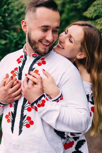 Das Mädchen umarmt den Kerl von der Rückseite. verliebtes Paar — Stockfoto