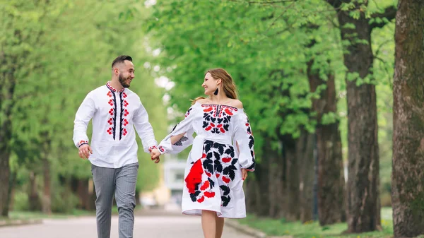 Das verliebte Paar in festlichen Kleidern schaut einander an und smi — Stockfoto
