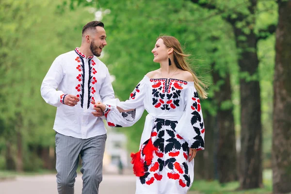 Влюбленная пара в праздничной одежде смотрит друг на друга и улыбается — стоковое фото