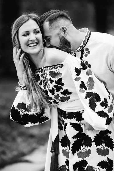 Le mec embrasse une fille sur son épaule avec du photogr noir et blanc — Photo