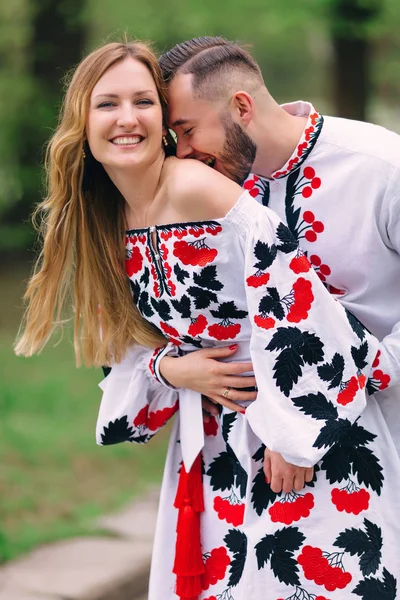 Verliebtes Paar in bestickter Kleidung. Der Kerl küsst ein Mädchen — Stockfoto