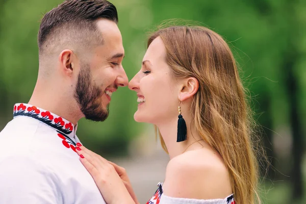 Gros plan du gars et de la fille debout face à face. brodé — Photo