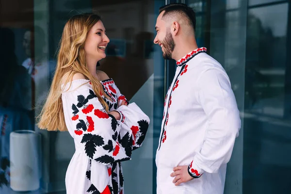 Verliebte Paare stehen sich in bestickten Kleidern gegenüber. clo — Stockfoto