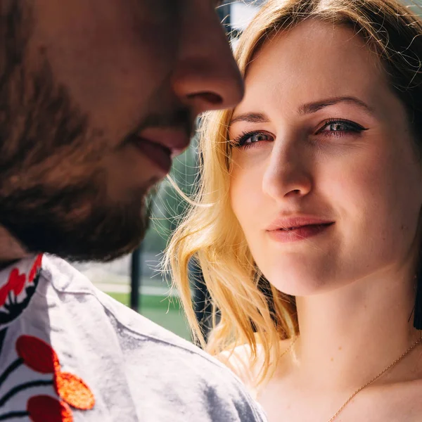 Sieht das Mädchen den Mann mit dem Bart an. Nahaufnahme. Engagement. — Stockfoto