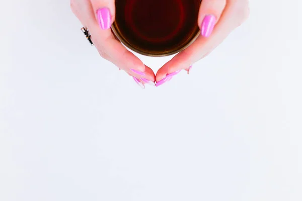 Gros plan d'une tasse de thé transparente en haut de la photo et — Photo