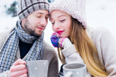 sıcak giysiler içinde aşık yakın çekim çift her othe yanında eğildi
