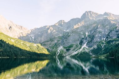 Deniz Gözü. Göl kayalık dağlarla çevrilidir. Yansıma
