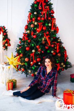 Şık elbiseli kız İsa 'nın yanında yerde oturuyor.