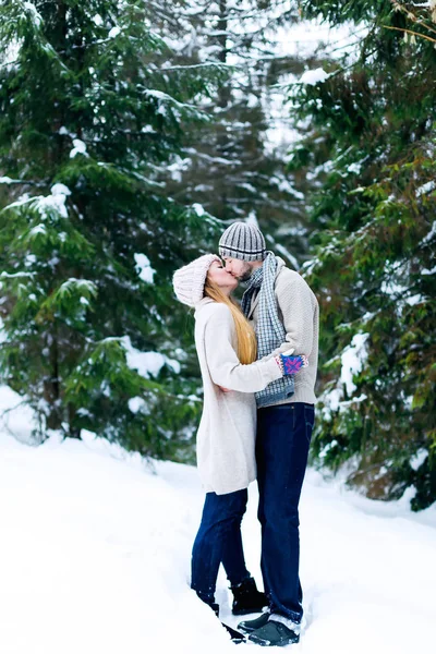Coppia innamorata che si abbraccia e si bacia sul backgroun — Foto Stock