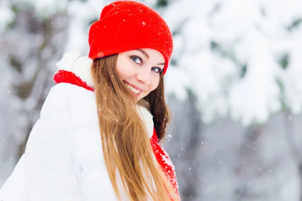 Красивая девушка в зимней одежде смотрит через плечо в окне — стоковое фото
