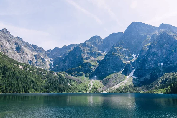 Güzel göl, doğal manzara duvar kağıdı ile dağ manzarası. S — Stok fotoğraf