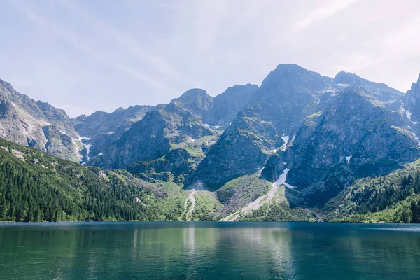 İnanılmaz doğa, dağlarda göl, blu ile yaz manzara — Stok fotoğraf