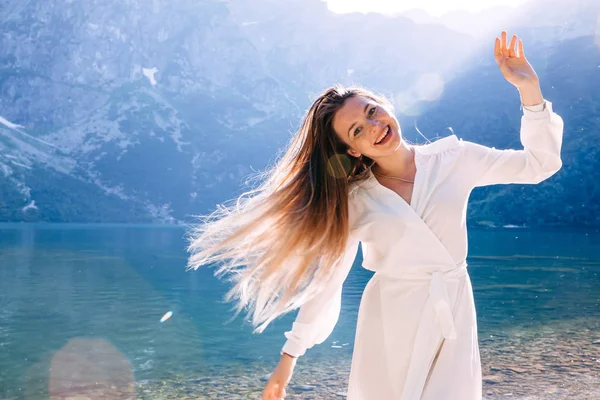 Nahaufnahme eines Mädchens mit langen Haaren und einem schönen Lächeln auf dem Rücken — Stockfoto