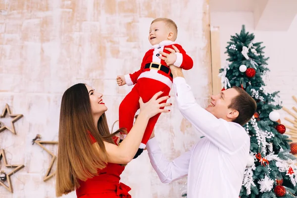 Ouders grootgebracht hun jonge zoon hoog op de achtergrond van de wal — Stockfoto