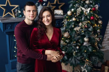 Adam arkadan kıza sarılıyor ve onlar da... 