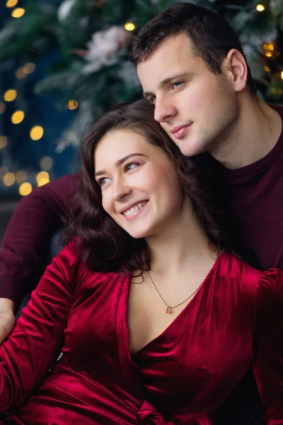 Nahaufnahme eines verliebten Paares auf verschwommenem Hintergrund. Umarmungen und Lächeln — Stockfoto