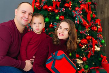 Baba, anne ve oğul Noel ağacı arka planında. Kapat. Annem... 