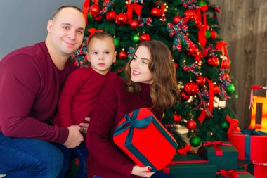 Baba, anne ve oğul Noel ağacı arka planında. Kapat. Annem... 