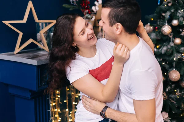 Close-up van vriend en vriendin het hebben van plezier in de buurt van de Christma — Stockfoto